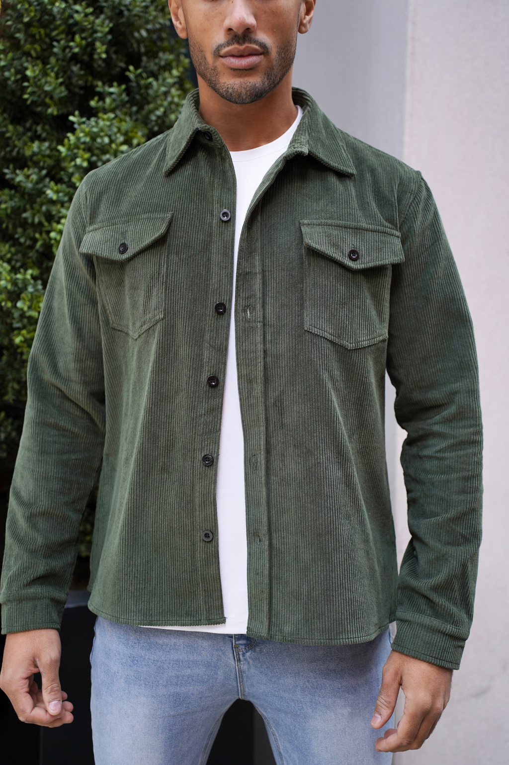 Koszula męska z długim rękawem – zapinana z przodu na guziki, z kieszeniami z patkami na piersi 4