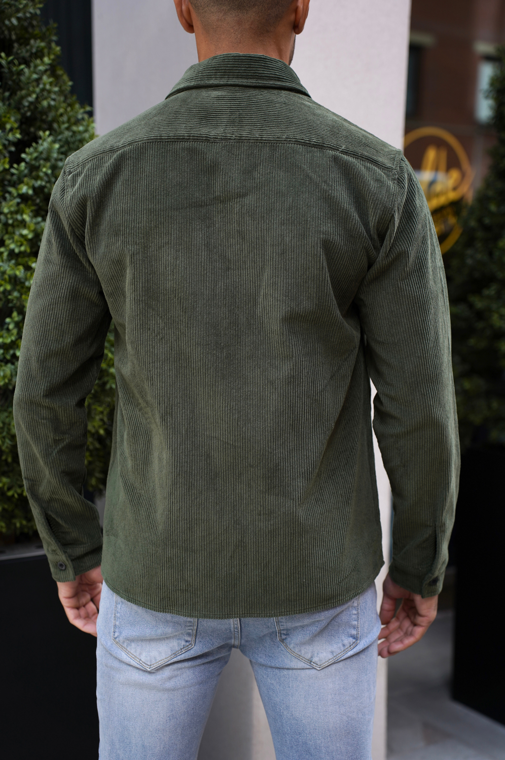 Koszula męska z długim rękawem – zapinana z przodu na guziki, z kieszeniami z patkami na piersi 5