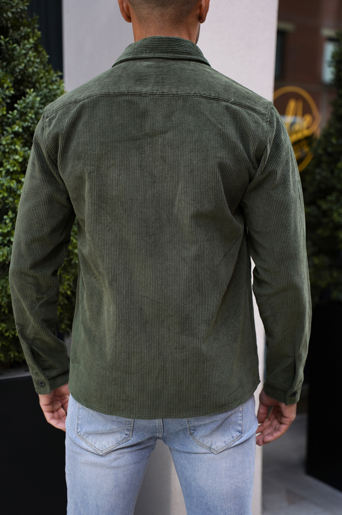 Koszula męska z długim rękawem – zapinana z przodu na guziki, z kieszeniami z patkami na piersi 5