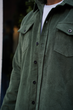 Koszula męska z długim rękawem – zapinana z przodu na guziki, z kieszeniami z patkami na piersi 7