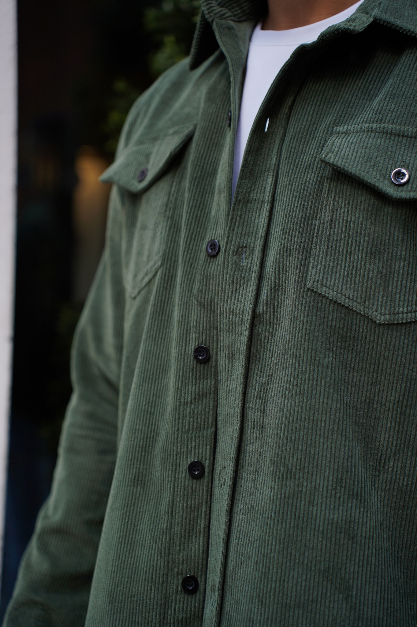 Koszula męska z długim rękawem – zapinana z przodu na guziki, z kieszeniami z patkami na piersi 7