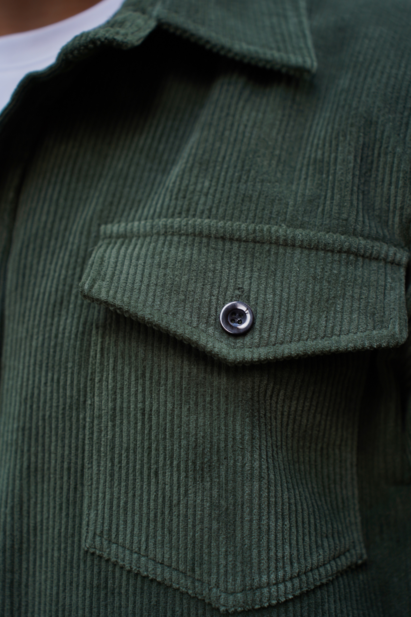 Koszula męska z długim rękawem – zapinana z przodu na guziki, z kieszeniami z patkami na piersi 8