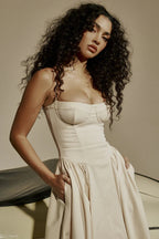 Letnia sukienka dla gościa weselnego – rozkloszowana spódnica na cienkich ramiączkach 4