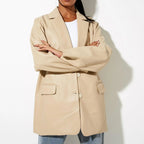 Marynarka damska – Wyrazisty kształt i subtelny połysk 4