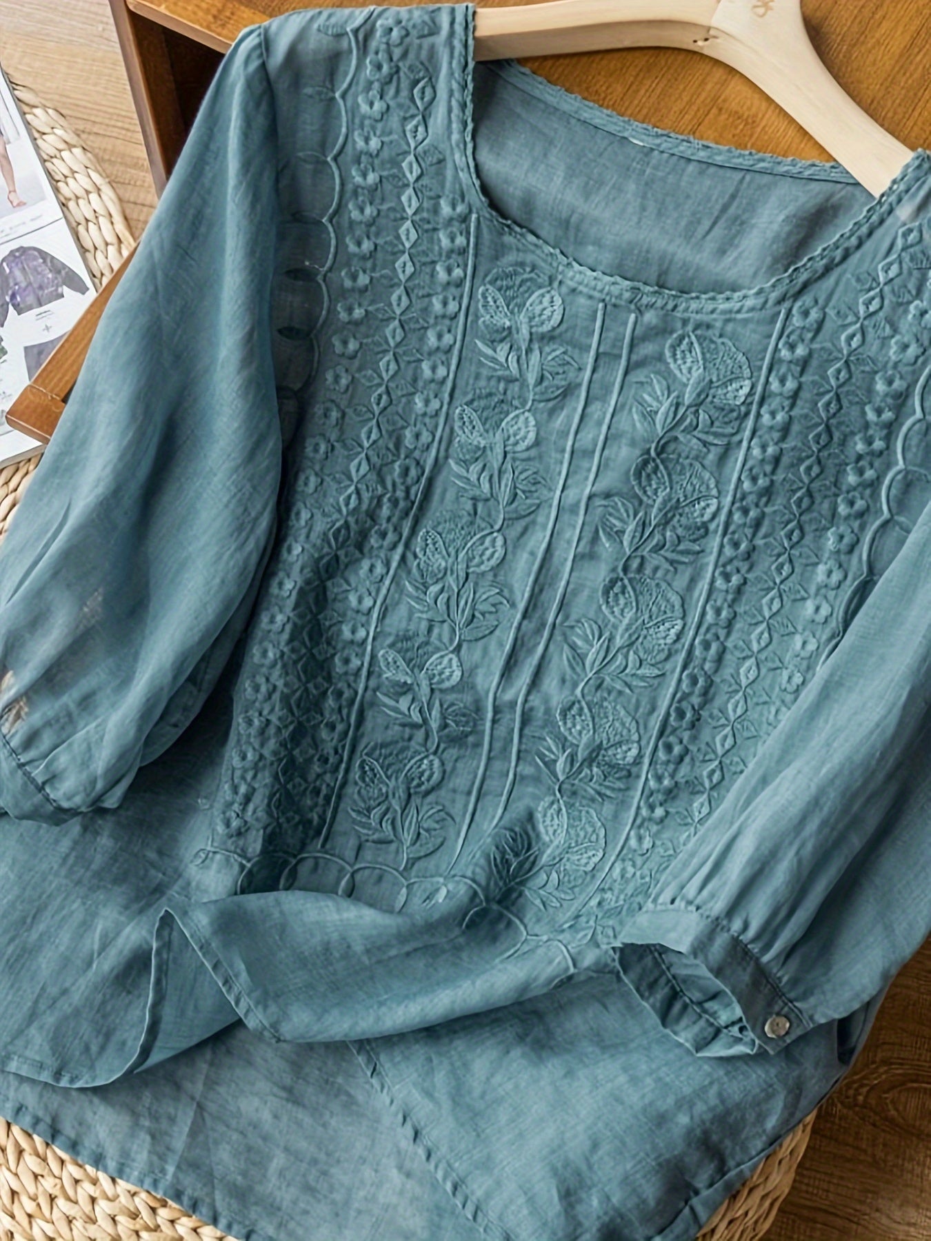 NATALIE – PONADCZASOWA ELEGANCJA BLUZKA Z HAFTAMI 1