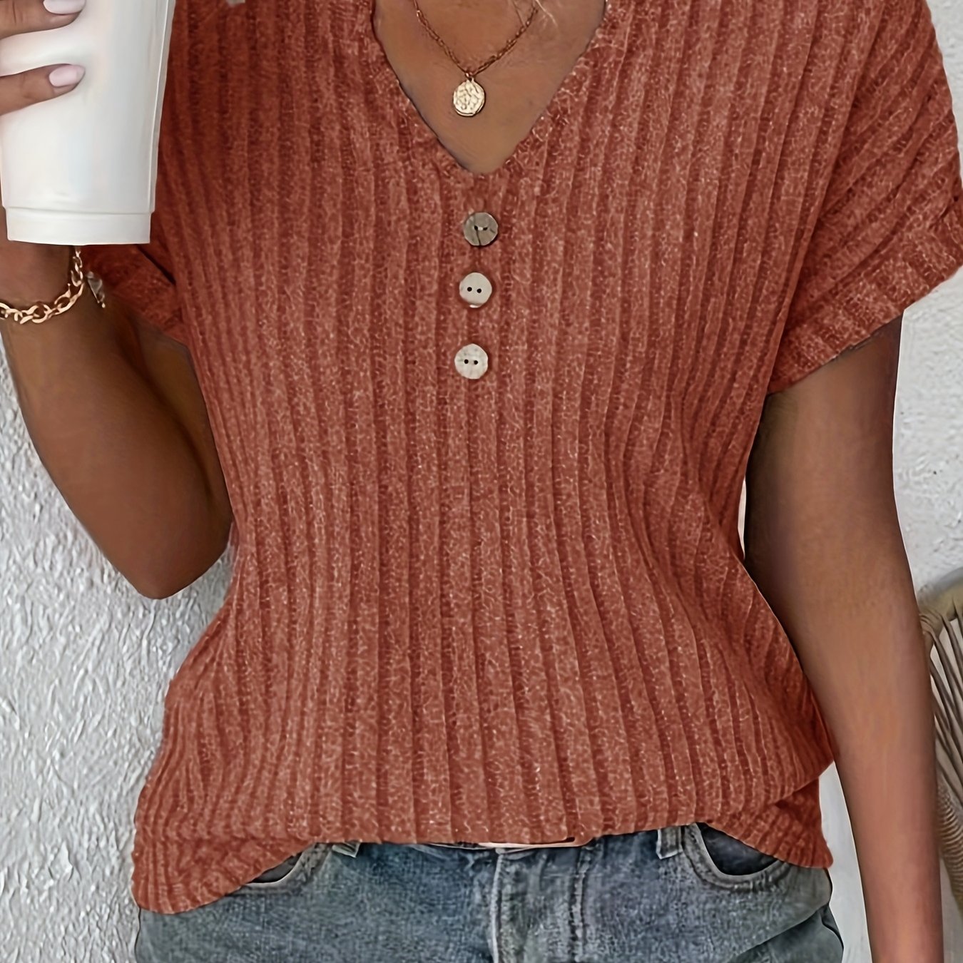 Prążkowany top damski | Casualowy szyk z akcentem na guziki | Maja