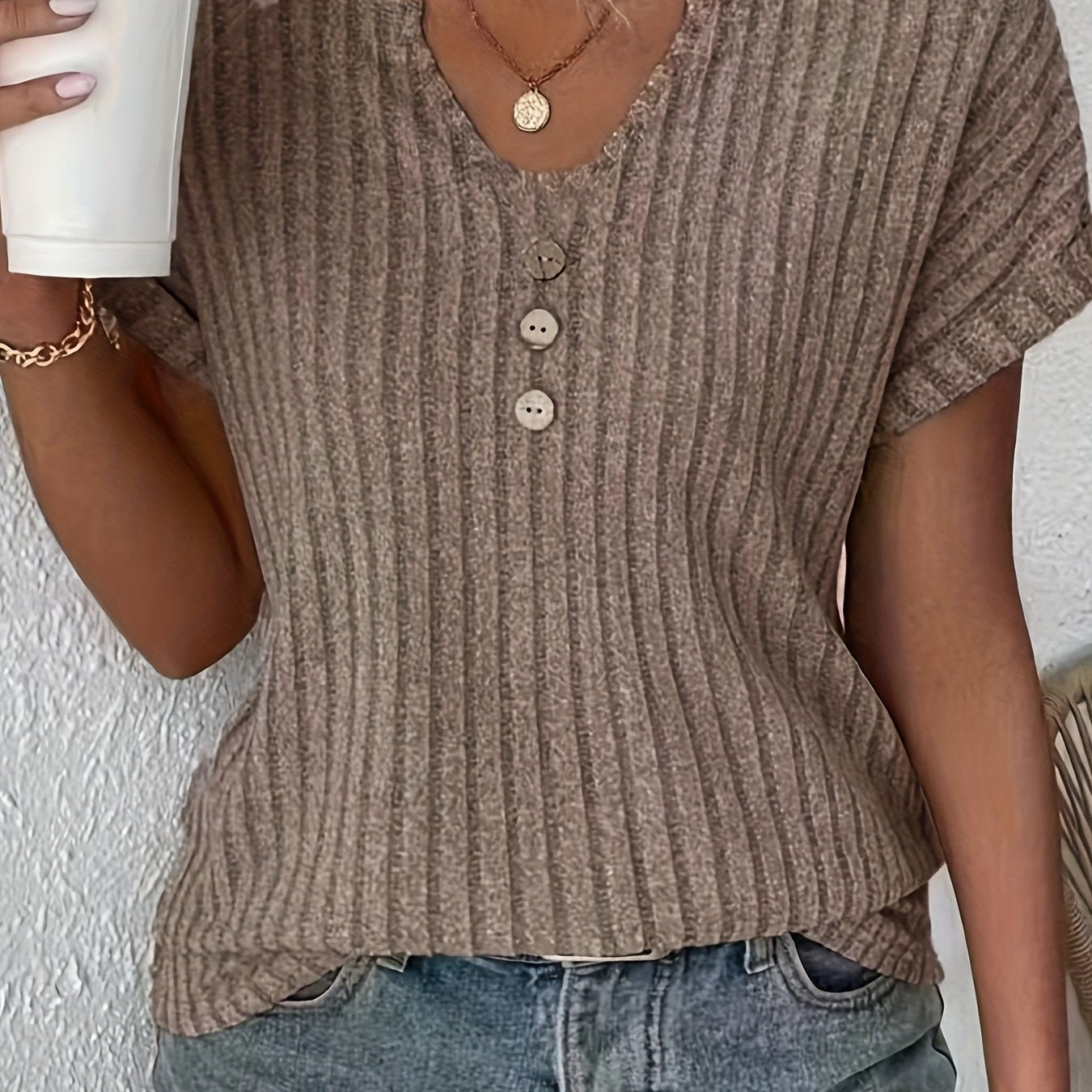 Prążkowany top damski | Casualowy szyk z akcentem na guziki | Maja