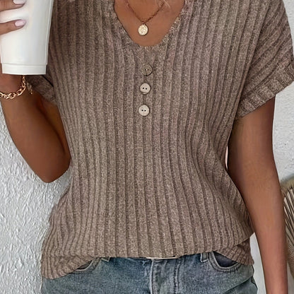 Prążkowany top damski | Casualowy szyk z akcentem na guziki | Maja