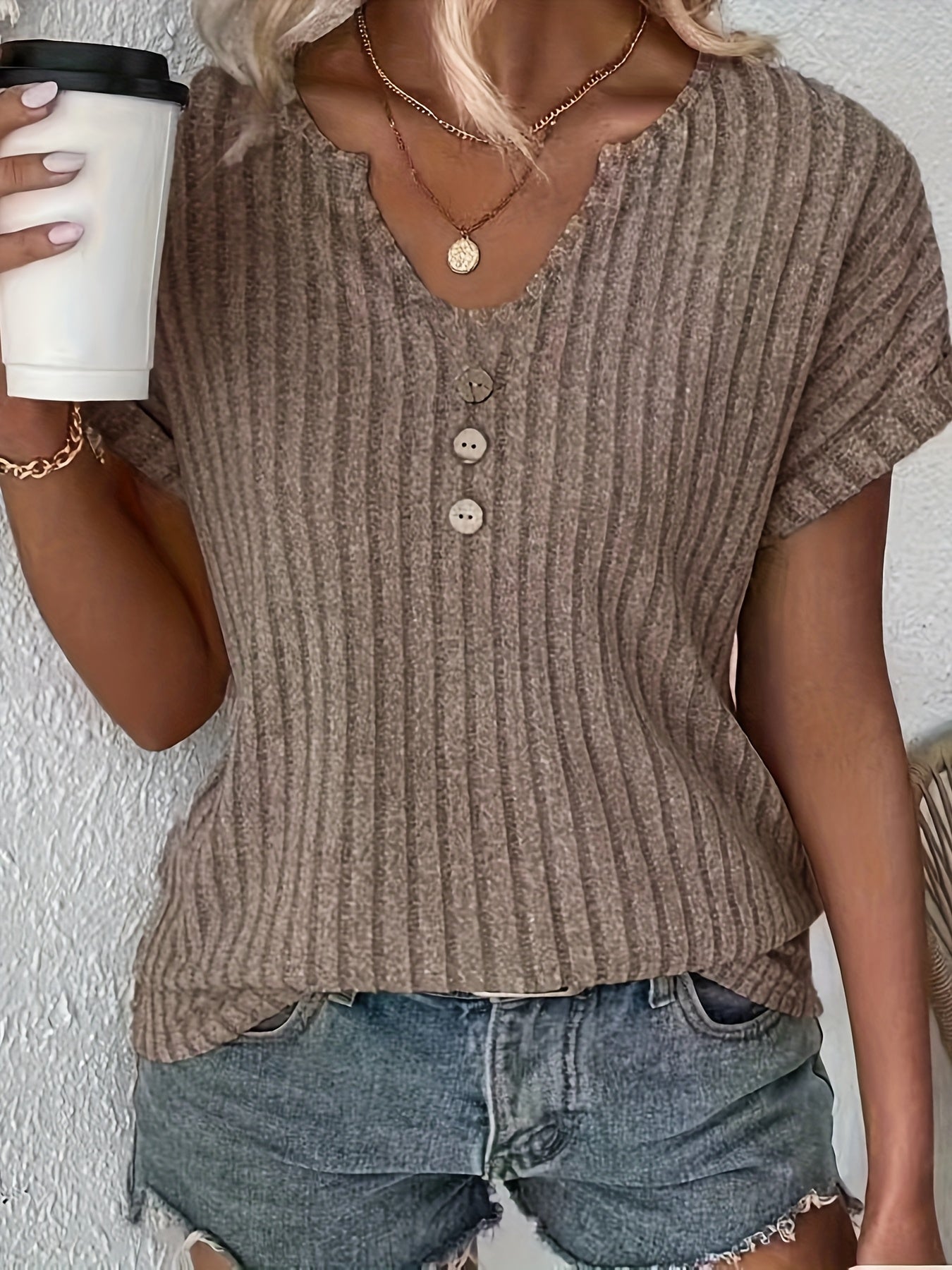 Prążkowany top damski | Casualowy szyk z akcentem na guziki | Maja