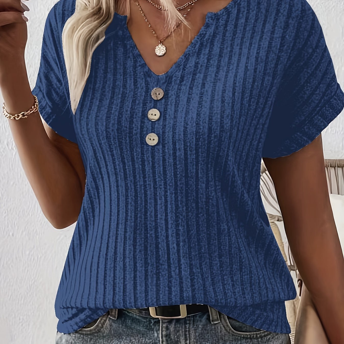 Prążkowany top damski | Casualowy szyk z akcentem na guziki | Maja