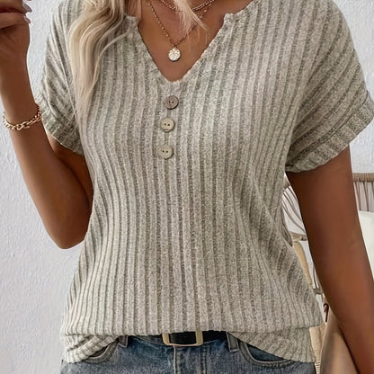 Prążkowany top damski | Casualowy szyk z akcentem na guziki | Maja