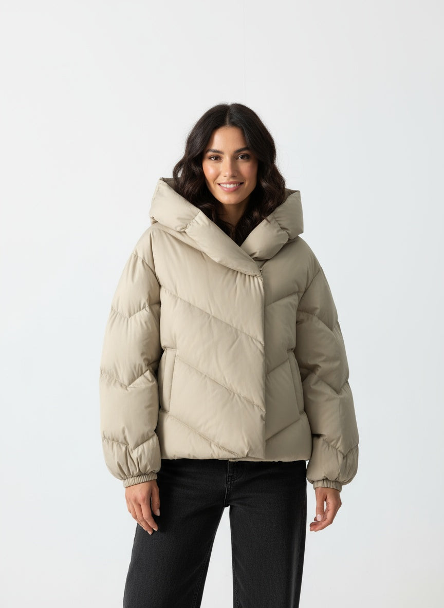 SELVYA | KRÓTKI PIKOWANY PŁASZCZ DLA DAMSKICH – NOWOCZESNE CIEPŁO I KOBIECY DESIGN 0