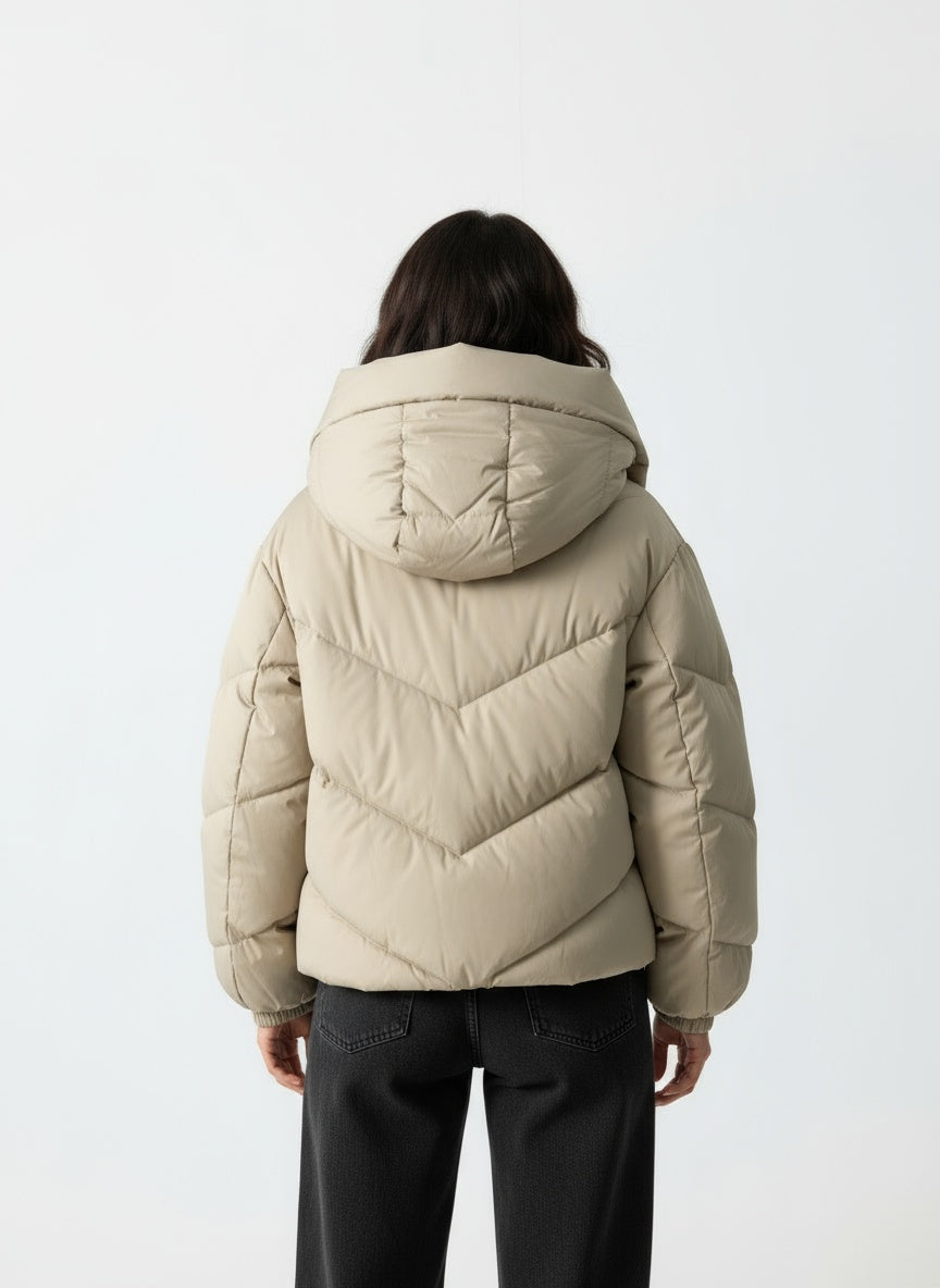 SELVYA | KRÓTKI PIKOWANY PŁASZCZ DLA DAMSKICH – NOWOCZESNE CIEPŁO I KOBIECY DESIGN 2