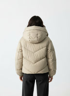 SELVYA | KRÓTKI PIKOWANY PŁASZCZ DLA DAMSKICH – NOWOCZESNE CIEPŁO I KOBIECY DESIGN 2