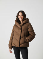 SELVYA | KRÓTKI PIKOWANY PŁASZCZ DLA DAMSKICH – NOWOCZESNE CIEPŁO I KOBIECY DESIGN 4