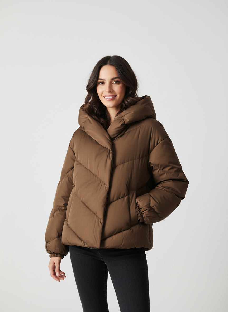 SELVYA | KRÓTKI PIKOWANY PŁASZCZ DLA DAMSKICH – NOWOCZESNE CIEPŁO I KOBIECY DESIGN 4