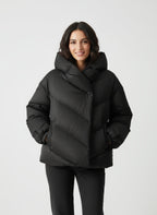 SELVYA | KRÓTKI PIKOWANY PŁASZCZ DLA DAMSKICH – NOWOCZESNE CIEPŁO I KOBIECY DESIGN 6