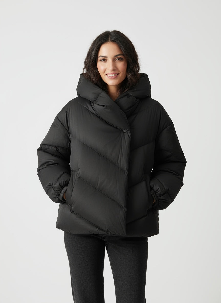 SELVYA | KRÓTKI PIKOWANY PŁASZCZ DLA DAMSKICH – NOWOCZESNE CIEPŁO I KOBIECY DESIGN 6