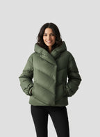 SELVYA | KRÓTKI PIKOWANY PŁASZCZ DLA DAMSKICH – NOWOCZESNE CIEPŁO I KOBIECY DESIGN 8