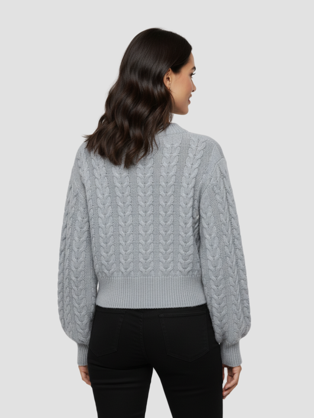 SERELINA | SWETER DAMSKI Z PLISOWANYM DEKOLTEM – RÓWNOWAGA MIĘDZY ZMYSŁOWOŚCIĄ A WYRÓŻNIENIEM 2