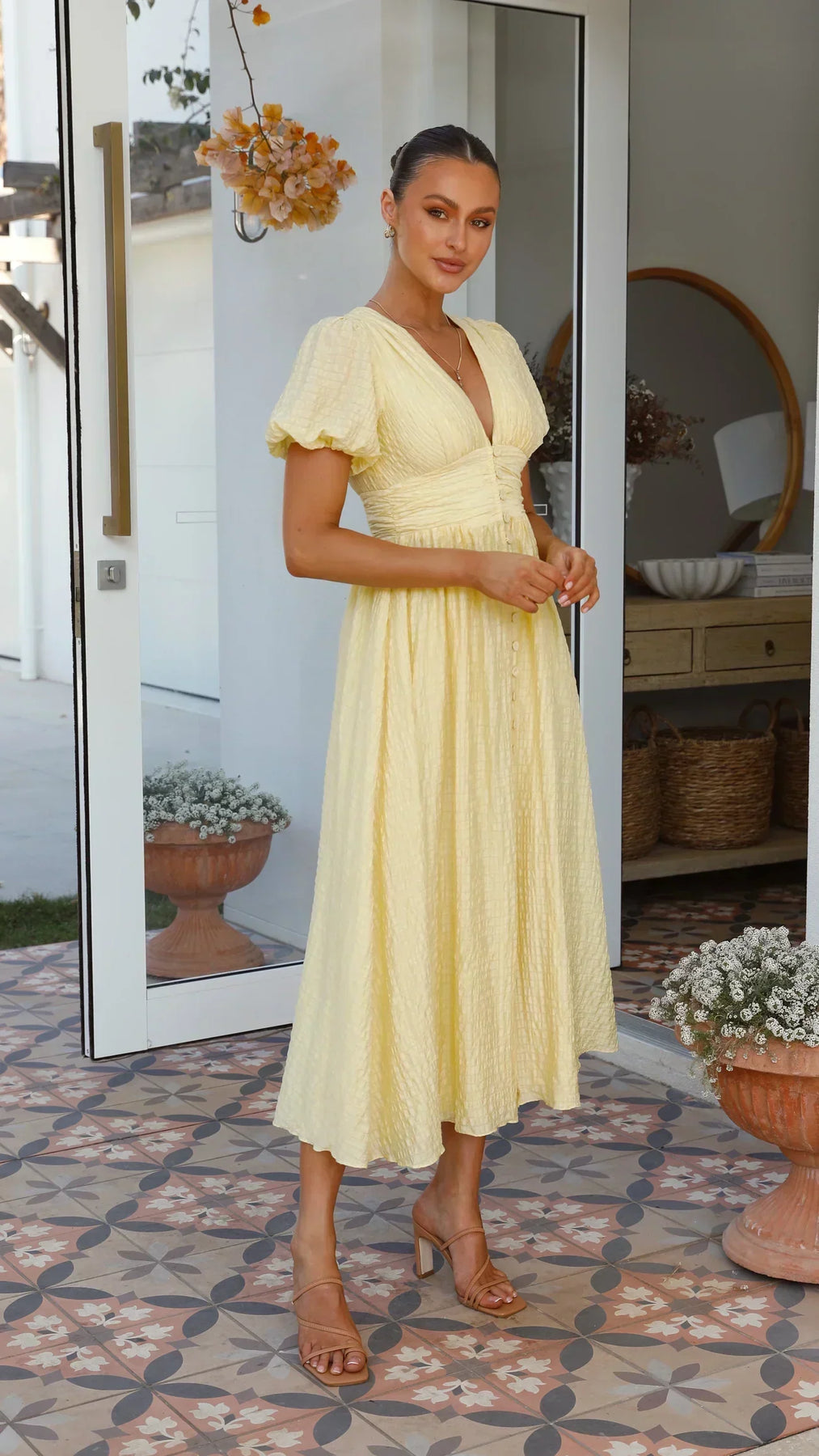 Sukienka midi z bufiastymi rękawami i teksturą, damska – dekolt w serek i zapięcie na guziki z przodu 4