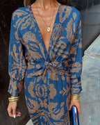 Sukienka midi z nadrukiem i skręconym przodem – dekolt w serek i subtelna powierzchnia 1