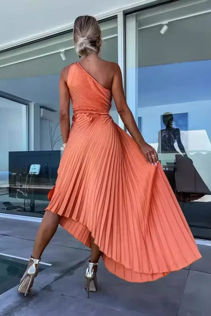 Sukienka plisowana damska na jedno ramię – asymetryczny dół i drapowany kontur 5