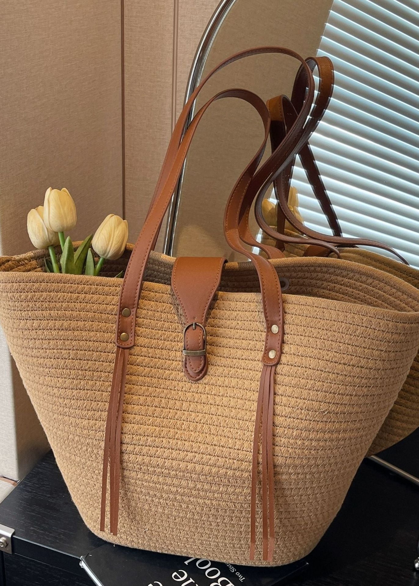 Torba damska shopper – styl oversize z eleganckim detalem