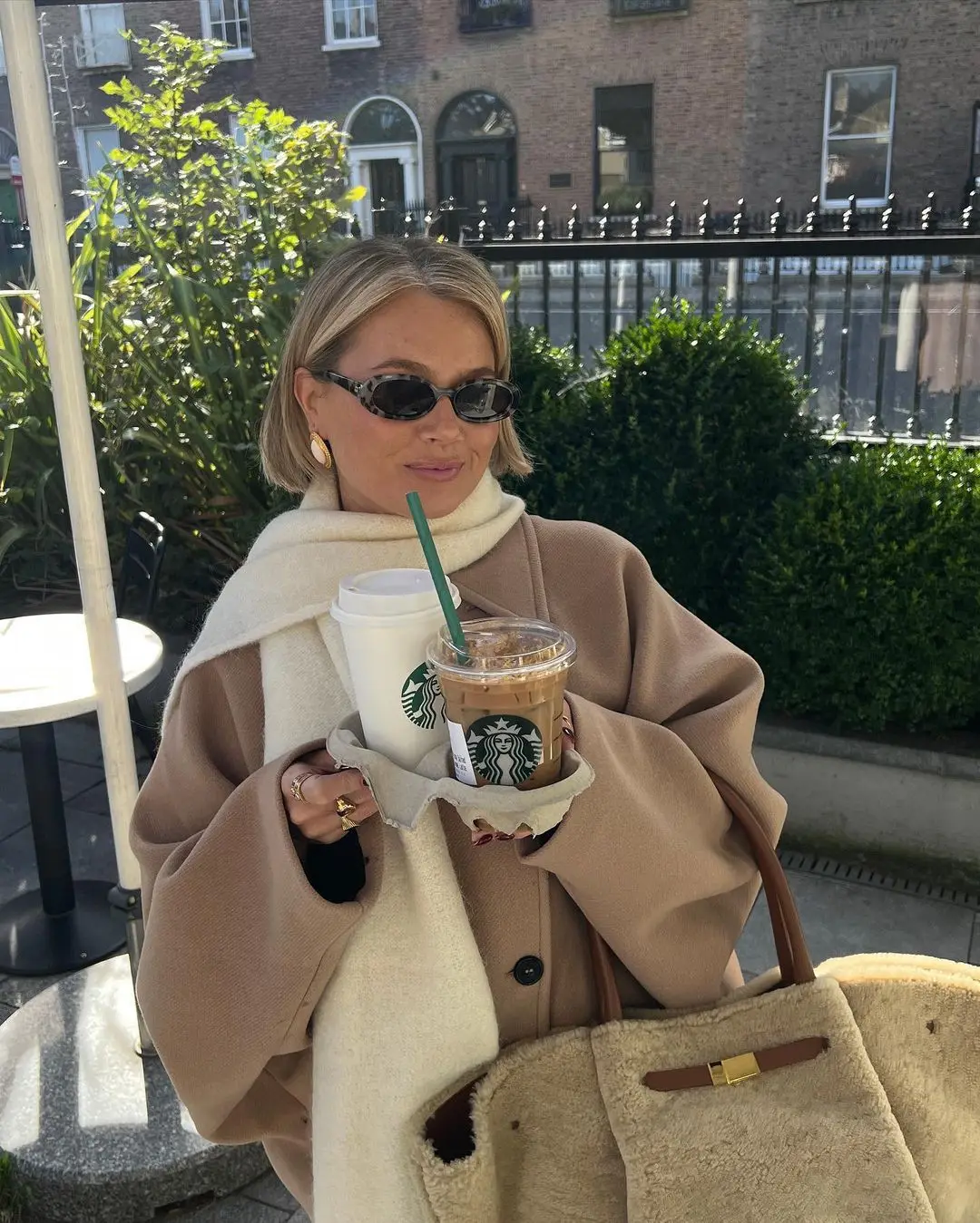 Wełniany płaszcz damski oversize z zapięciem na guziki - elegancki minimalistyczny płaszcz jesienno-zimowy