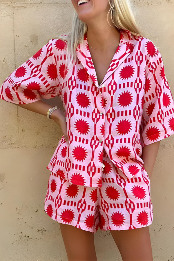 Zestaw Kobiety Oversize'owa Koszula i Szorty w Geometryczny Wzór, Lekka Tkanina, Idealny na Lato