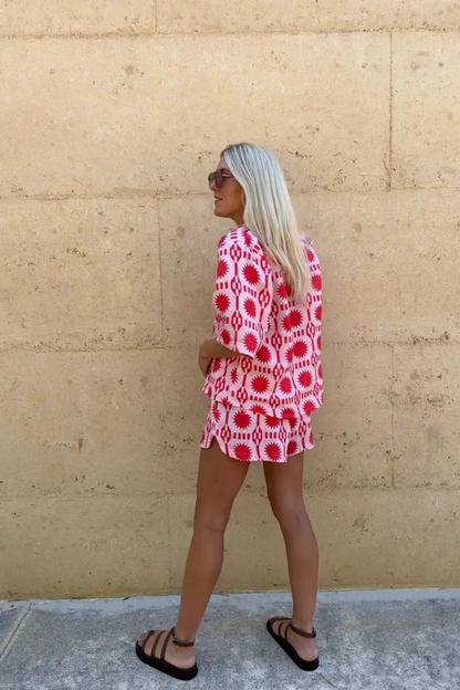 Zestaw Kobiety Oversize'owa Koszula i Szorty w Geometryczny Wzór, Lekka Tkanina, Idealny na Lato