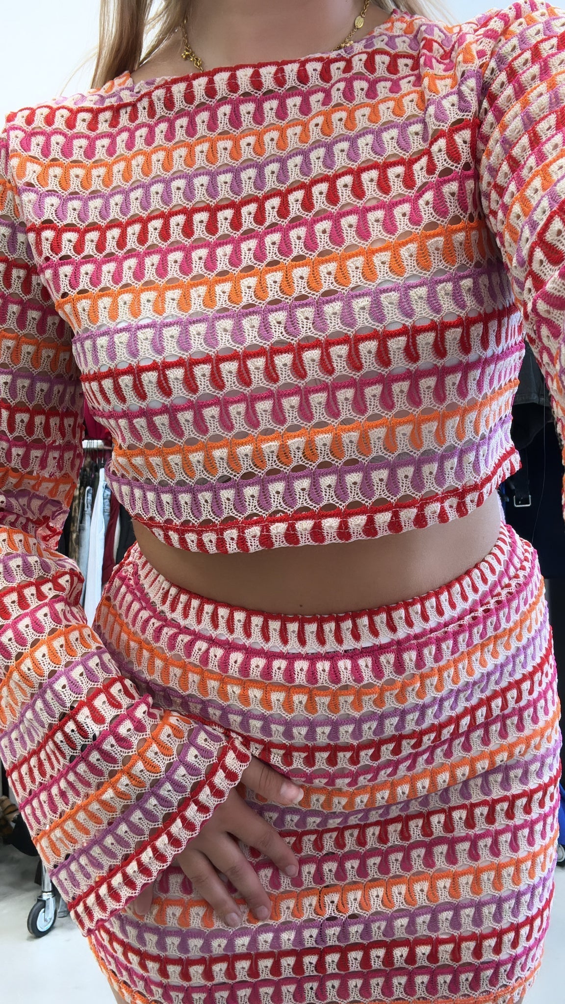 Zestaw damski – Crop top z długim rękawem i mini spódnicą