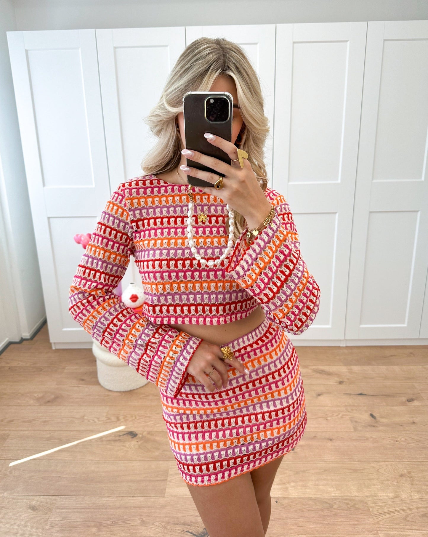 Zestaw damski – Crop top z długim rękawem i mini spódnicą