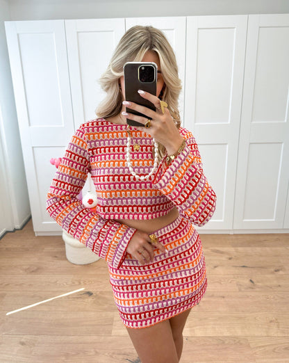 Zestaw damski – Crop top z długim rękawem i mini spódnicą