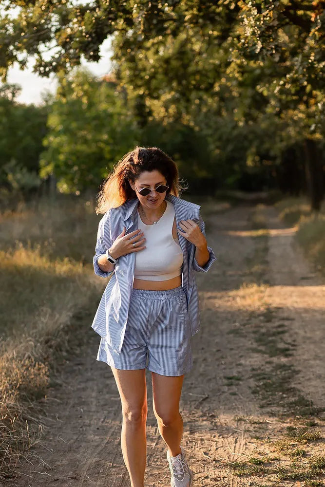 Zestaw damski - letni wygląd w paski z szortami i bluzką