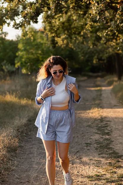 Zestaw damski - letni wygląd w paski z szortami i bluzką